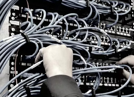 Ethernet kablolama, Cat5e, Cat6, Cat6a ve Cat7 gibi farklı standartlara sahip bakır kablolar, ağ bağlantılarının güvenli ve hızlı bir şekilde sağlanmasına yardımcı olur. 